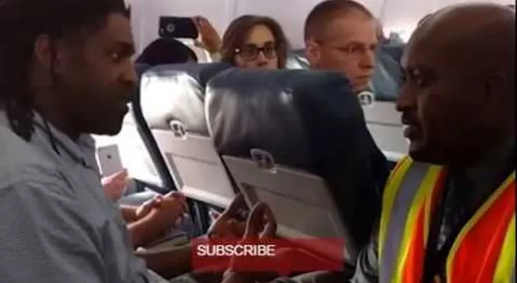 Echan de un avión a un pasajero por usar el baño antes del despegue