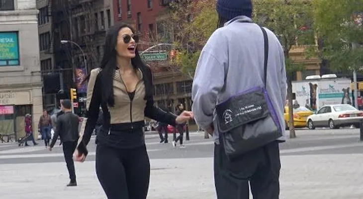 Todos querían estar con ella hasta que se quita los lentes (VIDEO)