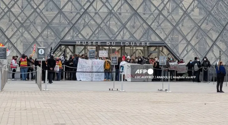 Estudiantes bloquean el Museo del Louvre en apoyo a protestas nacionales en Francia