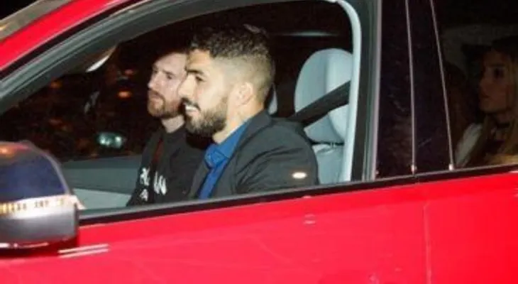 Luis Suarez sienta a esposa en asiento trasero de vehículo