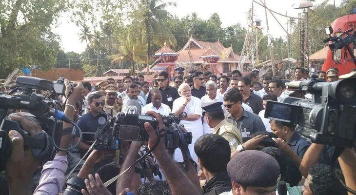 Policía de la India busca a 10 personas en conexión con el incendio en el templo