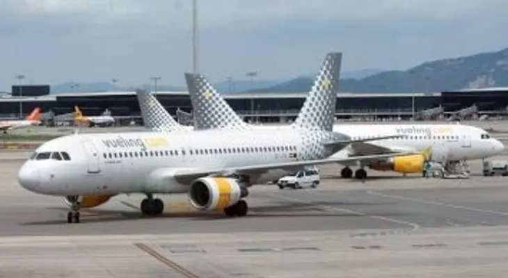 Avión de Vueling aterriza de emergencia en Barcelona tras incendiarse un motor por impacto de aves