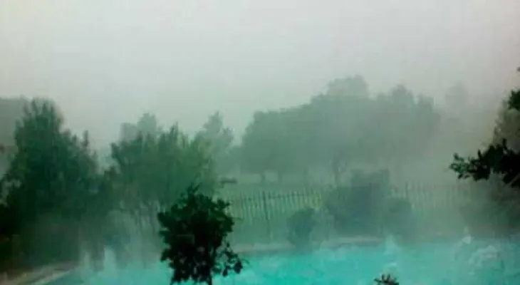 Filma su patio durante una tormenta de granizo, y presta atención a la piscina? (VIDEO)
