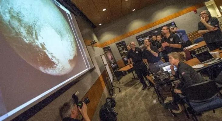 Plutón: Nave espacial pasa cerca de mundo congelado 