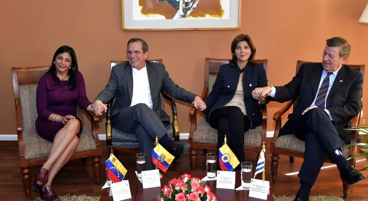 Cancilleres de Colombia y Venezuela se reúnen en Quito para tratar la crisis en la frontera