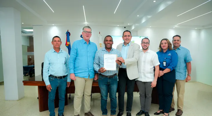 Gobierno entrega RD$30 millones en bonos para tecnificar riego a 17 productores de leche