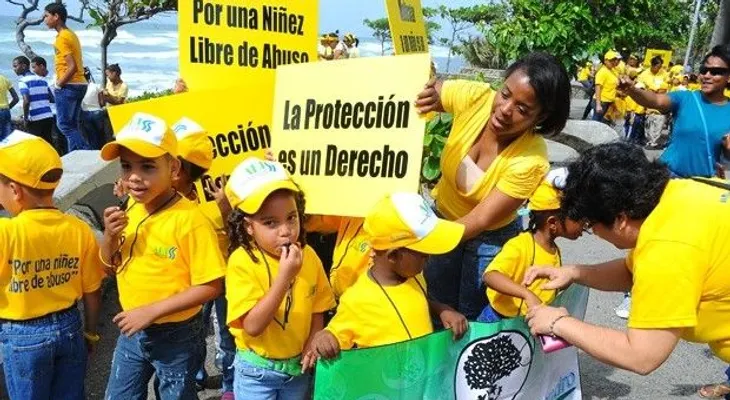 Niños marchan contra el maltrato