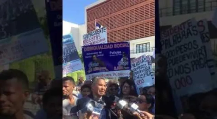 Ex policías protestan frente al CN y mandan "al carajo" la disciplina  (VIDEO)