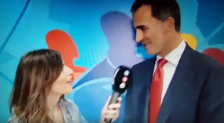 Periodista española que tuteó al rey de España conmociona las redes sociales