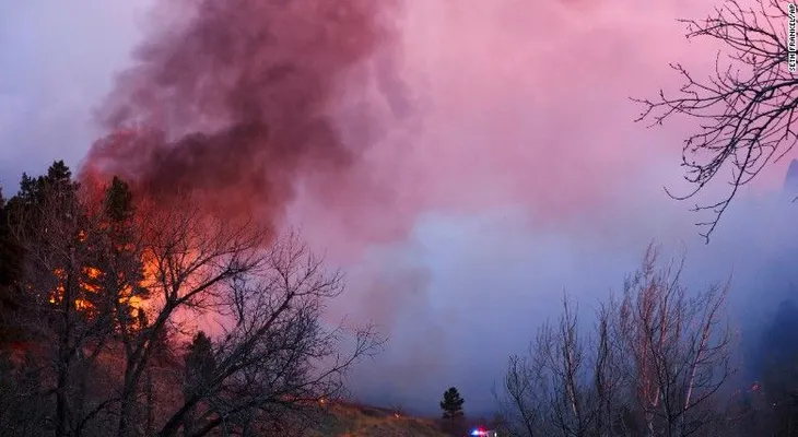 Evacuan a cientos de personas en Colorado por incendios forestales
