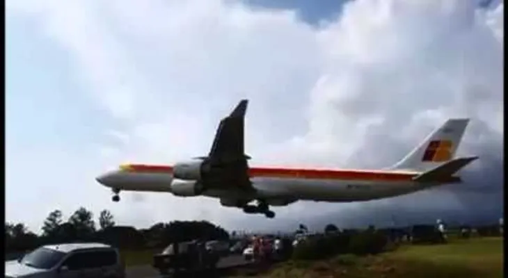 Un inmenso avión pasa a pocos metros por encima de los coches en Costa Rica