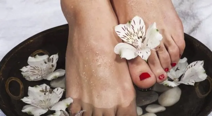 ¿Para qué sirve poner los pies en agua fría?