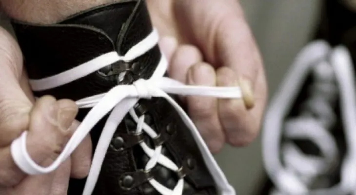 Ciencia revela complejo misterio: ¿por qué se desatan los cordones de los zapatos?