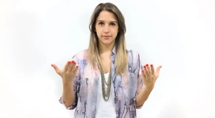 ¿Qué puede expresar una persona que cruza los brazos al hablar?