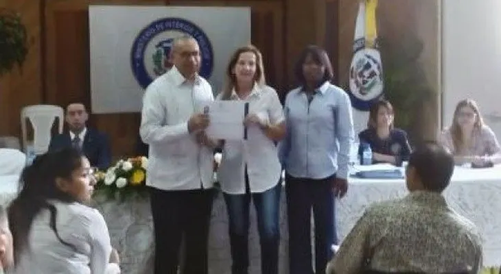 Juramentan a 83 extranjeros como dominicanos