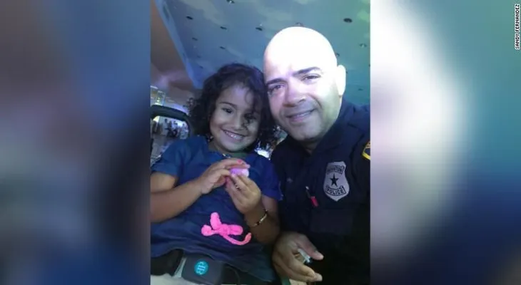 Internet se conmueve: Un policía le pidió a una niña de 6 años en silla de ruedas que bailara con él