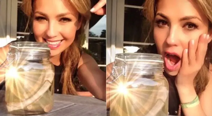 Thalía muestra las costillas que se sacó dentro de un frasco