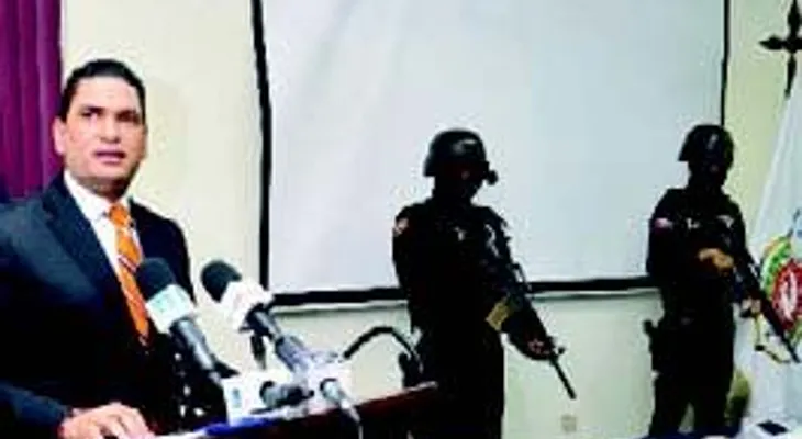 Apresan 2 hombres con 37 paquetes de droga en tanque de gasolina del vehículo 
