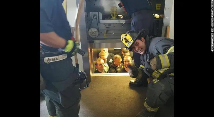 Foto de un bombero que se burla de 12 policías atrapados en un ascensor se vuelve viral