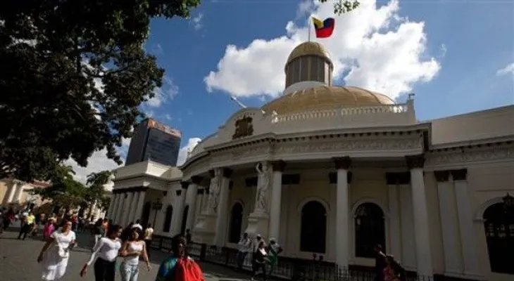 Oposición en Venezuela juramenta a diputados impugnados