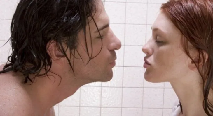 10 increíbles posturas para hacer el amor en la ducha