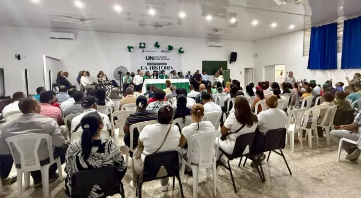Josefina Pimentel encabeza asamblea en SFM y juramenta maestros en la FP