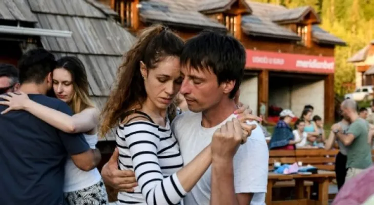Ni en Buenos Aries, ni Montevideo, terapia de tango" en las montañas de Montenegro