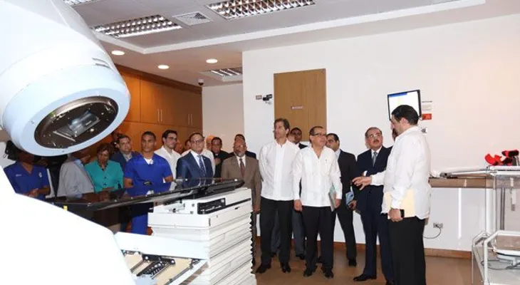 Presidente Medina asiste apertura unidad de Radioterapia Oncológica en la Romana