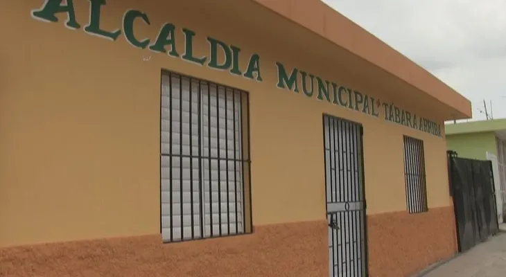 Empleados cierran alcaldía de Tábara Arriba en Azua
