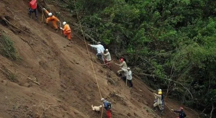 Derrumbe de tierra en el oeste de Colombia deja al menos nueve muertos