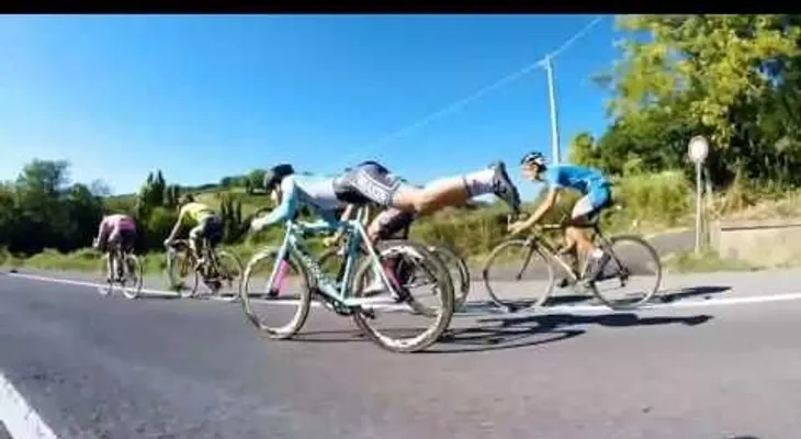Un ciclista recurre al truco de "superman" para adelantar a todos