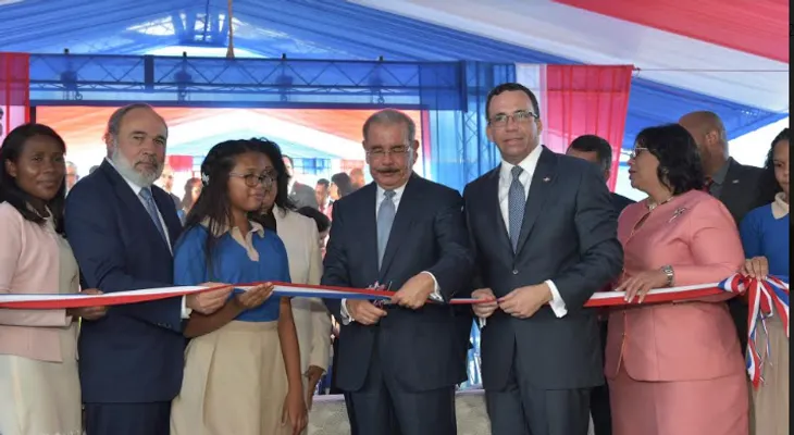 Presidente Medina junto al ministro Andrés Navarro entrega nuevo politécnico en Andrés Boca Chica