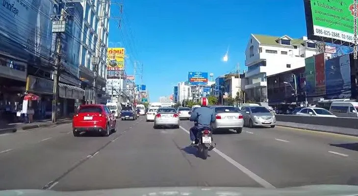 ¿Asteroide? ¿Globo? ¿Basura espacial? Bola de fuego ilumina el cielo de Bangkok