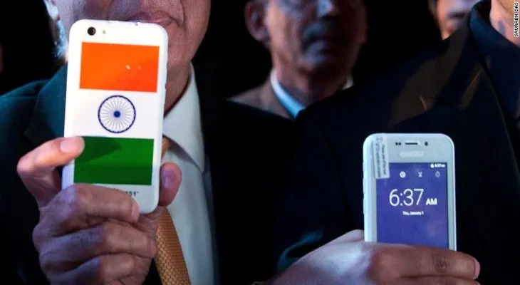 El hombre que creó el smartphone de cuatro dólares está en problemas en India