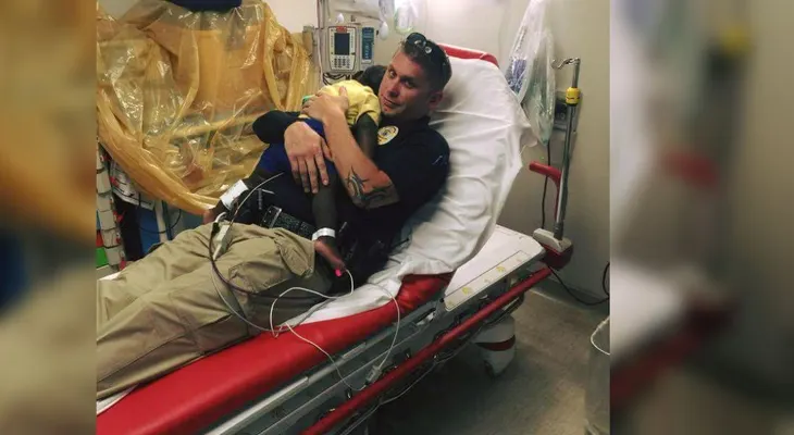 La tierna imagen de un policía consolando a un niño se vuelve viral