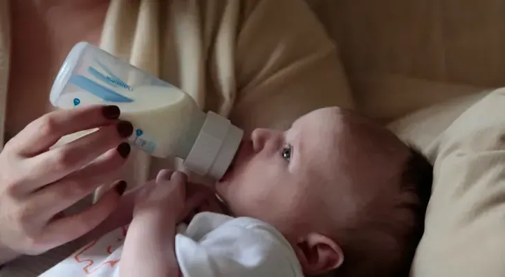Crean la primera leche materna a base de células humanas cultivadas en un laboratorio