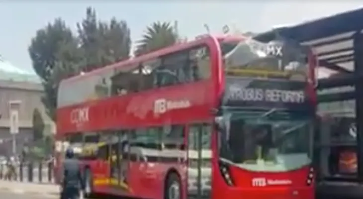 Prueban un nuevo metrobús en la Ciudad de México... y se estrella contra el techo de la estación