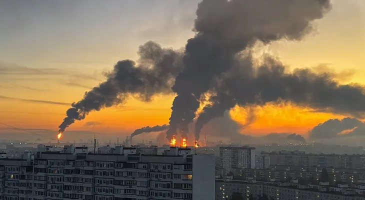 Ataque masivo con drones ucranianos golpea Moscú y daña refinería petrolera en el último día de elecciones en Rusia
