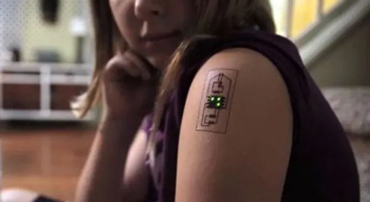 Tatuajes tecnológicos: la revolución de los wearables a flor de piel
