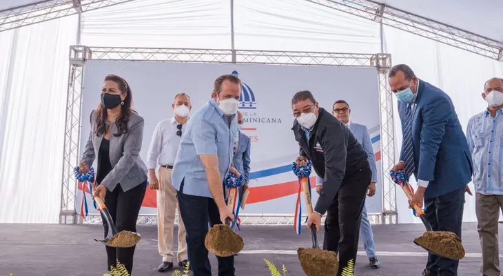 Gobierno da primer palazo para la construcción de un polideportivo y centro comunal en Villa la Mata, de Sánchez Ramírez