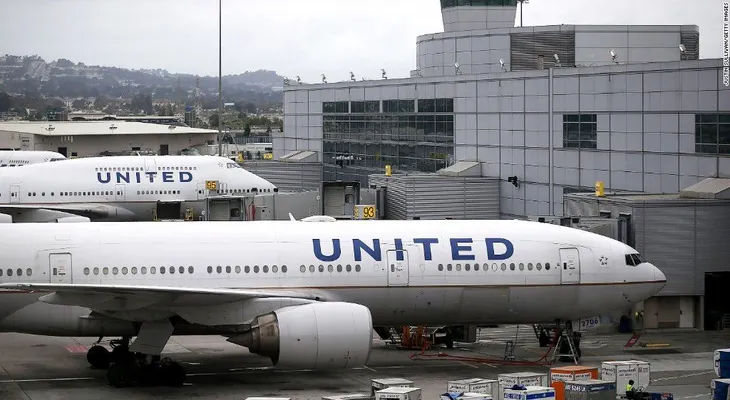 Escándalo en Twitter por código de vestimenta de United Airlines