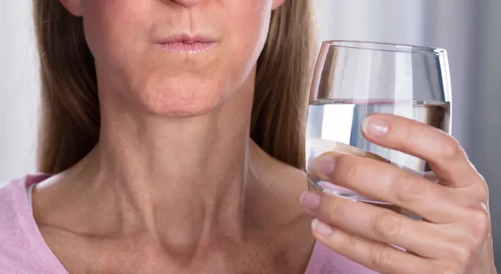 Científicos insisten que las gárgaras con agua salada, es el tratamiento más barato contra el COVID-19