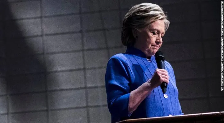 Clinton culpa parcialmente al director del FBI por su derrota