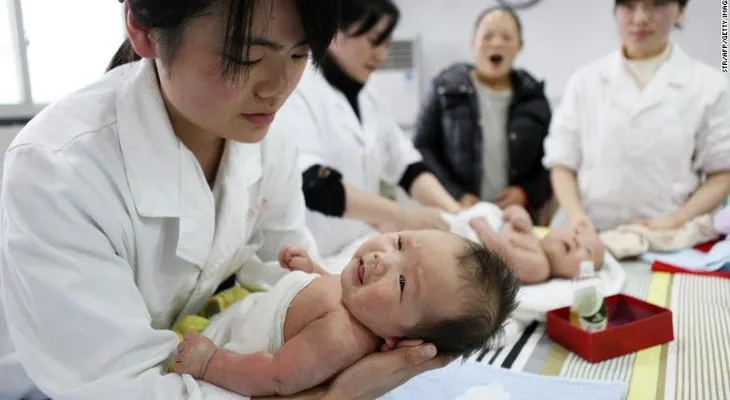 Nueva política de los dos hijos aumenta tasa de nacimientos en China
