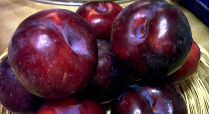 Ciruelas y duraznos, nuevos aliados contra el síndrome metabólico