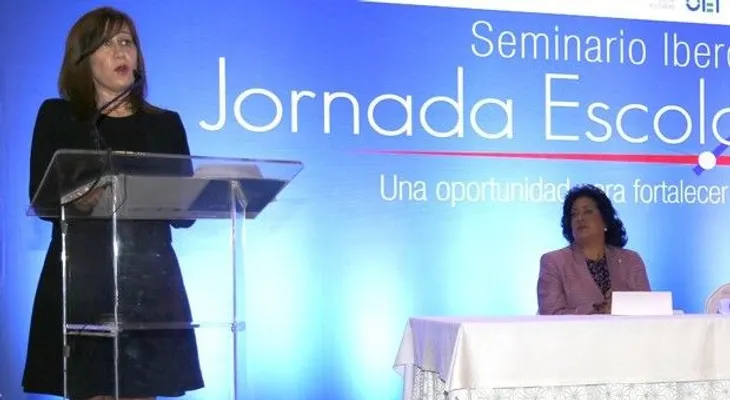 Experto chileno dice educación no se mejora con mayor horario en las aulas
