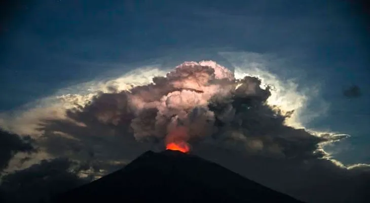 Reabren aeropuerto de Bali luego de que la erupción del volcán Monte Agung retrasara cientos de vuelos
