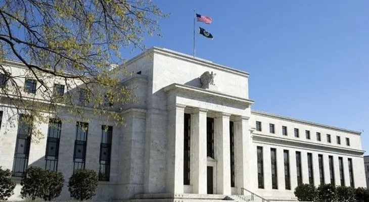 Alza de las tasas interés empuja Wall Street