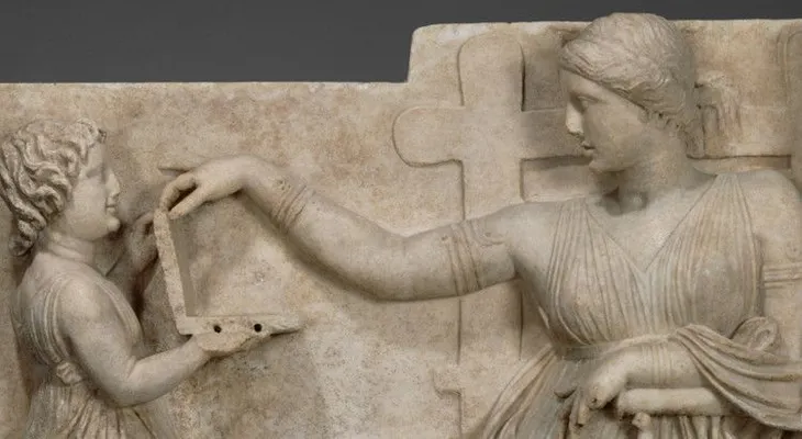 ¿Aparece un ordenador portátil en una escultura de 100 años a.C.?