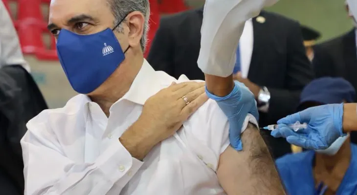 Luis Abinader recomienda población a seguir usando mascarilla y respetar distanciamiento; recibe segunda dosis vacuna anticovid Sinovac, de origen chino